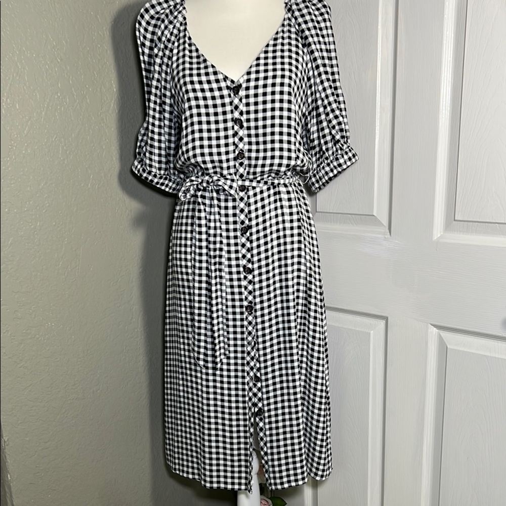 👗 Ann Taylor Black and White Buttoned Tie Front Midi Dress